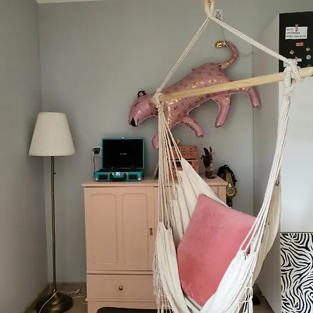 Klimatyczna Kawalerka Z Duza Iloscia Kwiatow Apartment