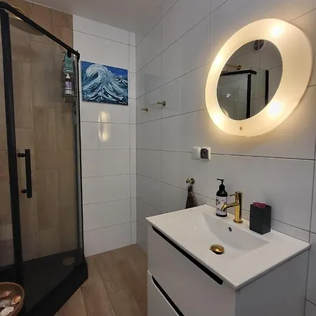 Klimatyczna Kawalerka Z Duza Iloscia Kwiatow Apartment